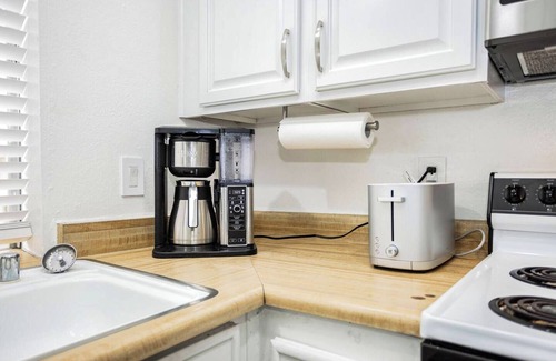 Paradise House | Monthly – 1BR Loft Townhome w/Workspace, King Bed & Private Patio