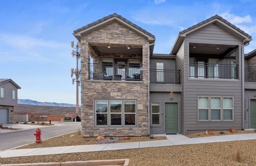 Ivins House | Monthly Azalea Escape|Community pool and hot tub, grill, Smart Tvs
