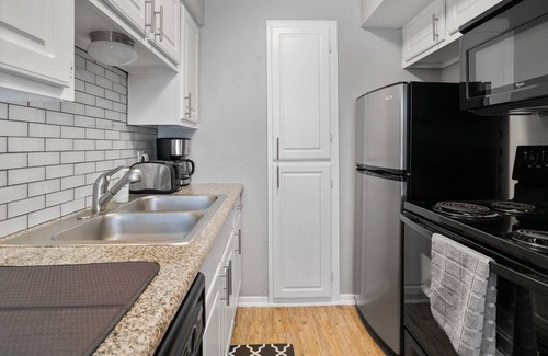 Brentwood Apartment | Monthly Discounts! Modern, Cozy 1B near UT Austin
