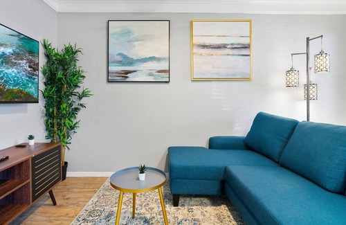 Brentwood Apartment | Monthly Discounts! Modern, Cozy 1B near UT Austin
