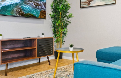 Brentwood Apartment | Monthly Discounts! Modern, Cozy 1B near UT Austin