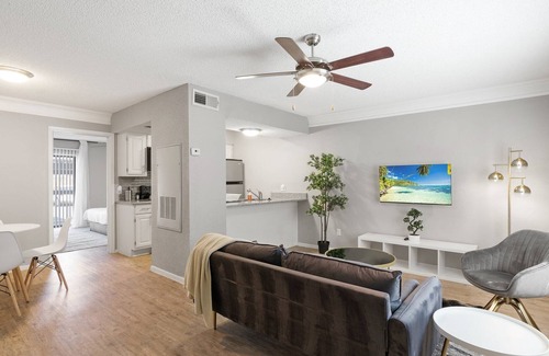 Brentwood Apartment | Monthly Discounts | Modern 1B near UT Austin