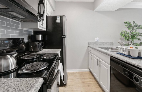 Brentwood Apartment | Monthly Discounts | Modern 1B near UT Austin