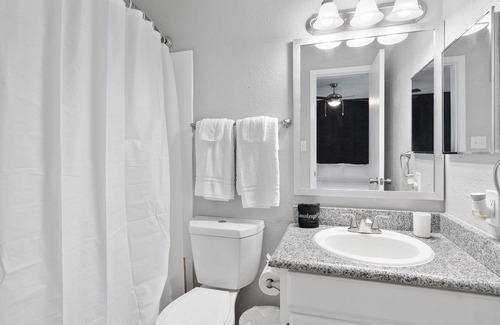 Brentwood Apartment | Monthly Discounts | Modern 1B near UT Austin
