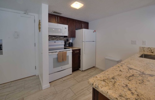 Waikiki Condo | Monthly Ilikai 1142 Ocean/Lagoon/ King Bed, Sofa Bed