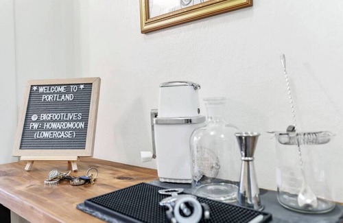Goose Hollow Apartment | Monthly Rental - Central Downtown Studio w/Vintage Charm near Train