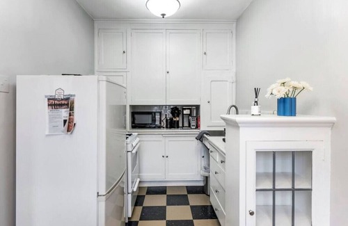 Goose Hollow Apartment | Monthly Rental - Central Downtown Studio w/Vintage Charm near Train