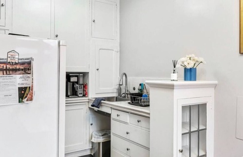 Goose Hollow Apartment | Monthly Rental - Central Downtown Studio w/Vintage Charm near Train