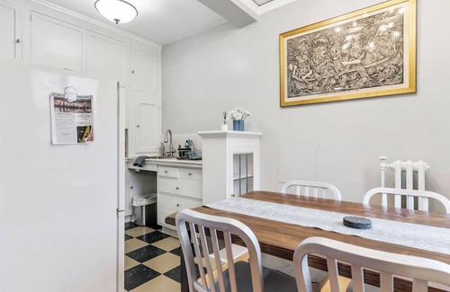 Goose Hollow Apartment | Monthly Rental - Central Downtown Studio w/Vintage Charm near Train