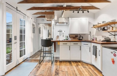 Woodstock Cottage | Monthly Rental - The Artist`s Garden - Tiny Studio Cottage