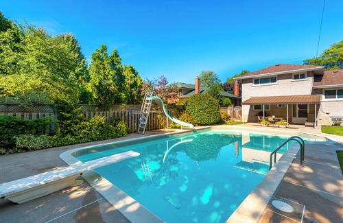 Toronto House | Monthly Stay ~ Slam Dunk Themed Room w/Pool Access