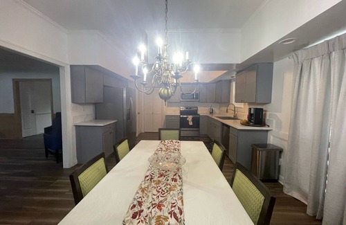 Ellendale House | MONTHLY STAYS-Expansive 7 BR Home Over 3,000 Sq ft-Close to all Essentials.