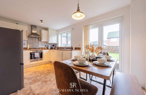 Llanwern House | Monthly Stays | Stylish 3BR Home | Parking