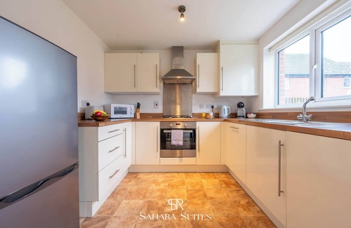 Llanwern House | Monthly Stays | Stylish 3BR Home | Parking
