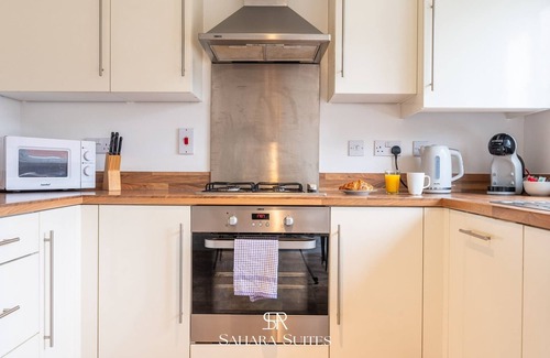 Llanwern House | Monthly Stays | Stylish 3BR Home | Parking