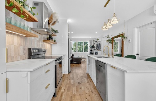 Montreal Condo | Montreal gem: 3 bedroom home in Verdun with parking across from the water/trails