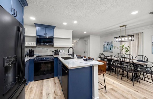 Montrose Villa | Montrose 4BR Sleeps 19 2 Homes Walk to Dining
