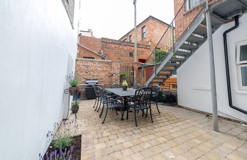 Cheltenham Apartment | Montrose Lodge, superb central Regency-style apartment with free parking(x2)
