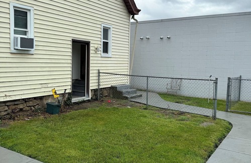 Lindenwald Apartment | Monument House, Near Spooky Nook , Heart of Hamilton,Oh private parking , Slps 8