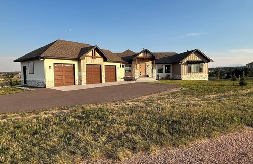 Monument House | Monument Majesty - Luxury Home w/Mountain ViewsnSpacious 4-bedroom modern house
