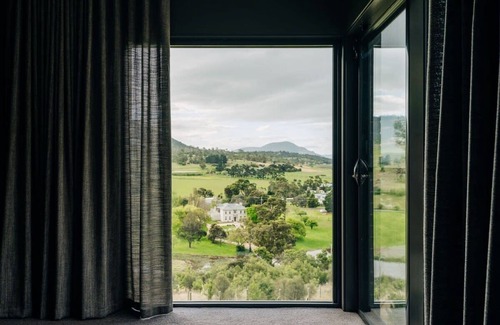 Richmond House | Moody Luxury Home in the Wine Region