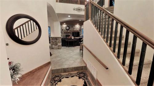 Red River House | Moon River - Secluded - Washer - Dryer - Hot Tub - WiFi - Fireplace