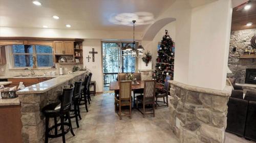 Red River House | Moon River - Secluded - Washer - Dryer - Hot Tub - WiFi - Fireplace