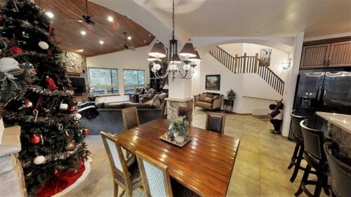Red River House | Moon River - Secluded - Washer - Dryer - Hot Tub - WiFi - Fireplace