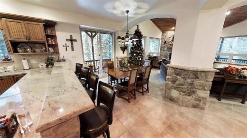 Red River House | Moon River - Secluded - Washer - Dryer - Hot Tub - WiFi - Fireplace