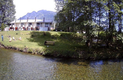 North Bend House | Moon River Suites 3 - on River, Private Hot Tub, Downtown by North Bend Escapes