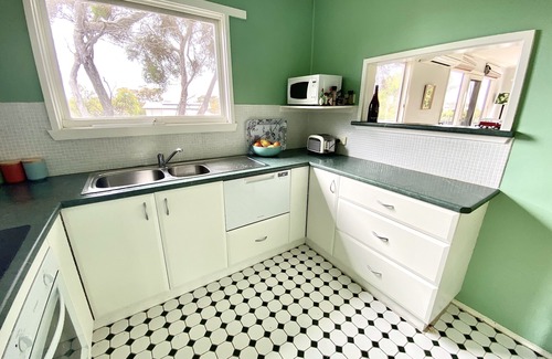 Cape Paterson House | Moonah Blue - A Retro Beach Pad with Sea Views