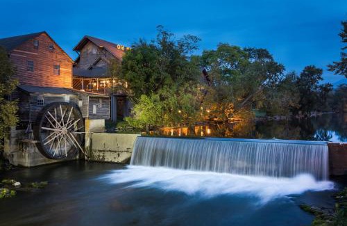 Gatlinburg - Pigeon Forge House | Moonbeams & Cabin Dreams by American Patriot Getaways