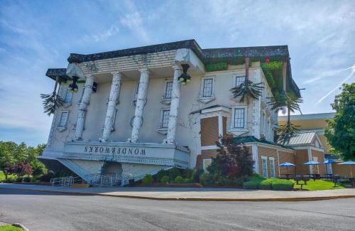 Gatlinburg - Pigeon Forge House | Moonbeams & Cabin Dreams by American Patriot Getaways