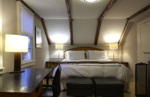 Harwich Port Hotel | Mooncussers Tavern and Inn