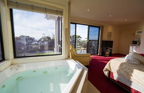 Newhaven Apartment | Moonlight Bay and Gallery Ocean View King Suite #2