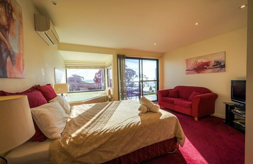 Newhaven Apartment | Moonlight Bay and Gallery Ocean View Suites #1