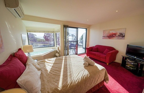 Newhaven Apartment | Moonlight Bay and Gallery Ocean View Suites #1
