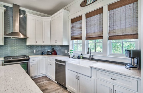 SeaNest Village House | Moonlight Mile- Dog Friendly- 4 Bikes!- Golf Cart!