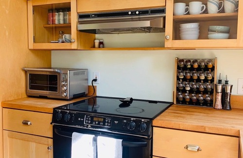 Roxbury Apartment | Moonlight Mountain Farm Vermont Studio w Hot Tub Spa Room