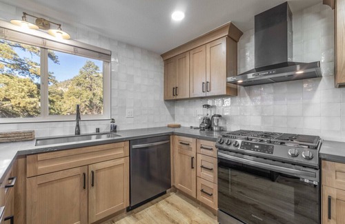 Whispering Forest Cabin | Moonlight Ridge| Jacuzzi, Gated, EV Charge, Cen AC
