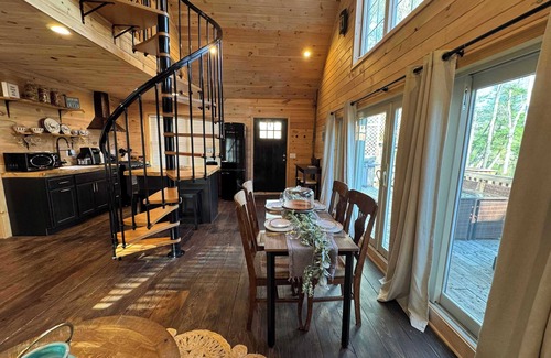 Belgrade House | MoonLight Treehouse | Hot Tub · Lakefront Retreat