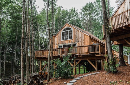 Belgrade House | MoonLight Treehouse | Hot Tub · Lakefront Retreat