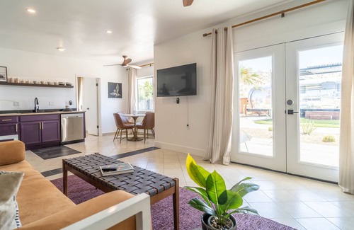 Desert Hot Springs Apartment | Moonlite Nights Desert Stay w Soaking Tub