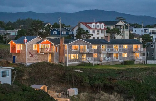 Lincoln City Apartment | Moonraker -Oceanfront, balcony, kitchen, fireplace
