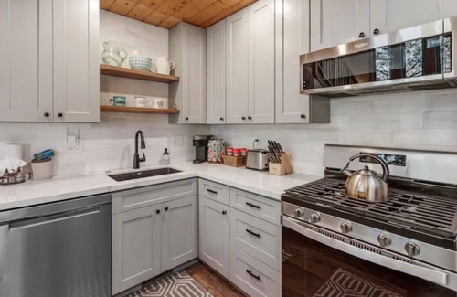 Upper Moonridge Cabin | Moonridge cabin + treehouse + hot tub + pool table