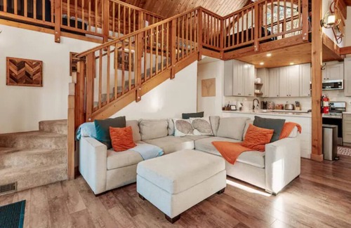 Upper Moonridge Cabin | Moonridge cabin + treehouse + hot tub + pool table