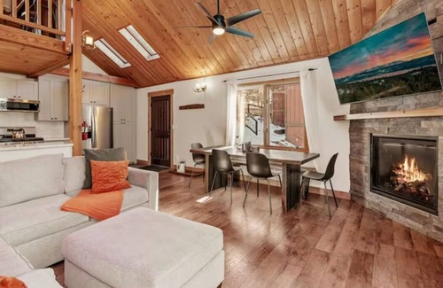 Upper Moonridge Cabin | Moonridge cabin + treehouse + hot tub + pool table
