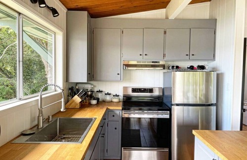 Inverness House | Moonrise | Charming Retreat w/Privacy & Lake View