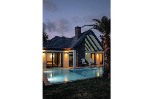 Yanik Villa | MoonSA Boutique Villas - Bungalow with a Hot Pool