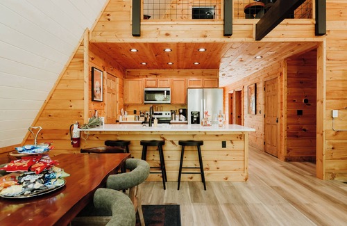 Wears Valley Cabin | Moonshine Modern! Luxury Design, Hot Tub, Fishing!